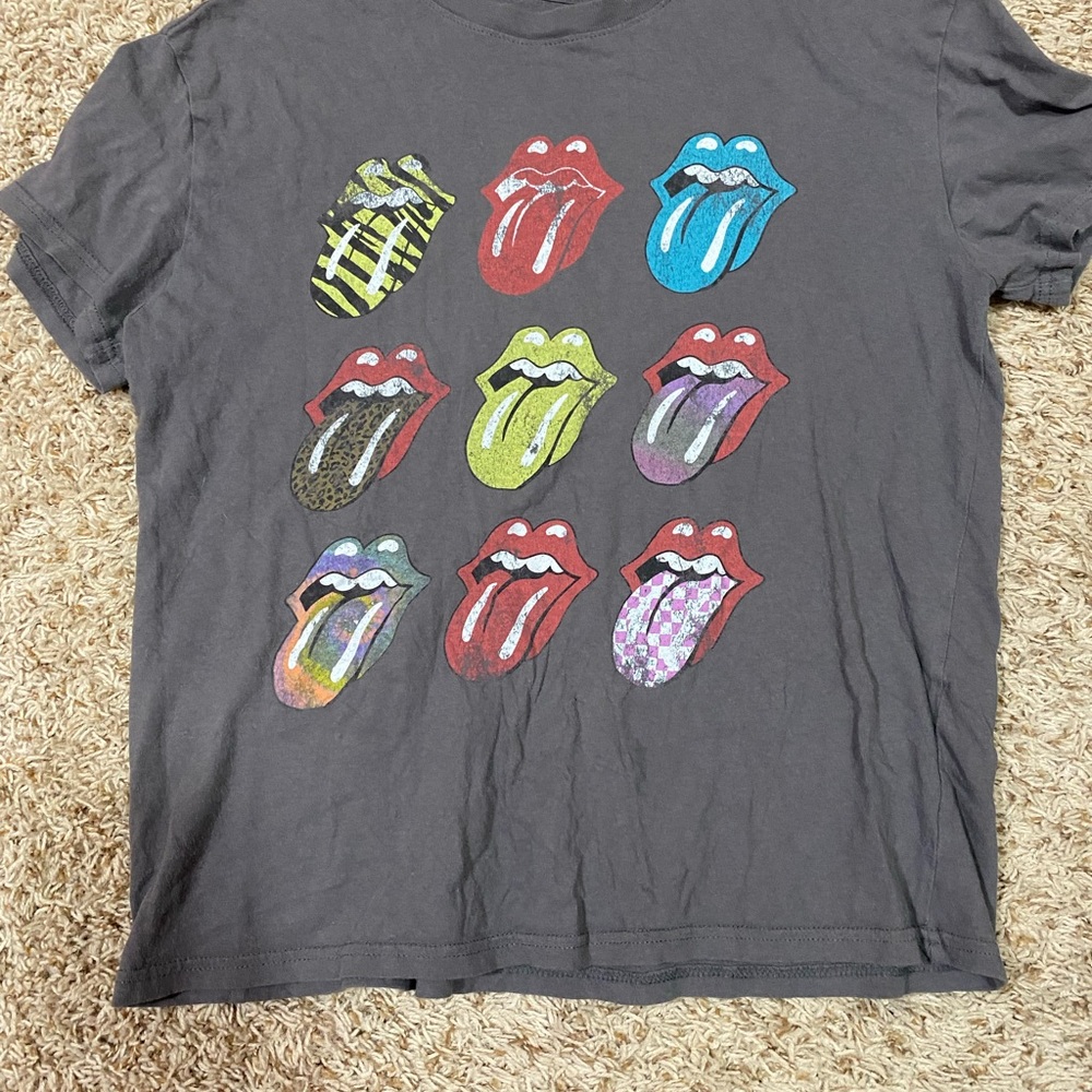 Grey Rolling Stones tshirt.